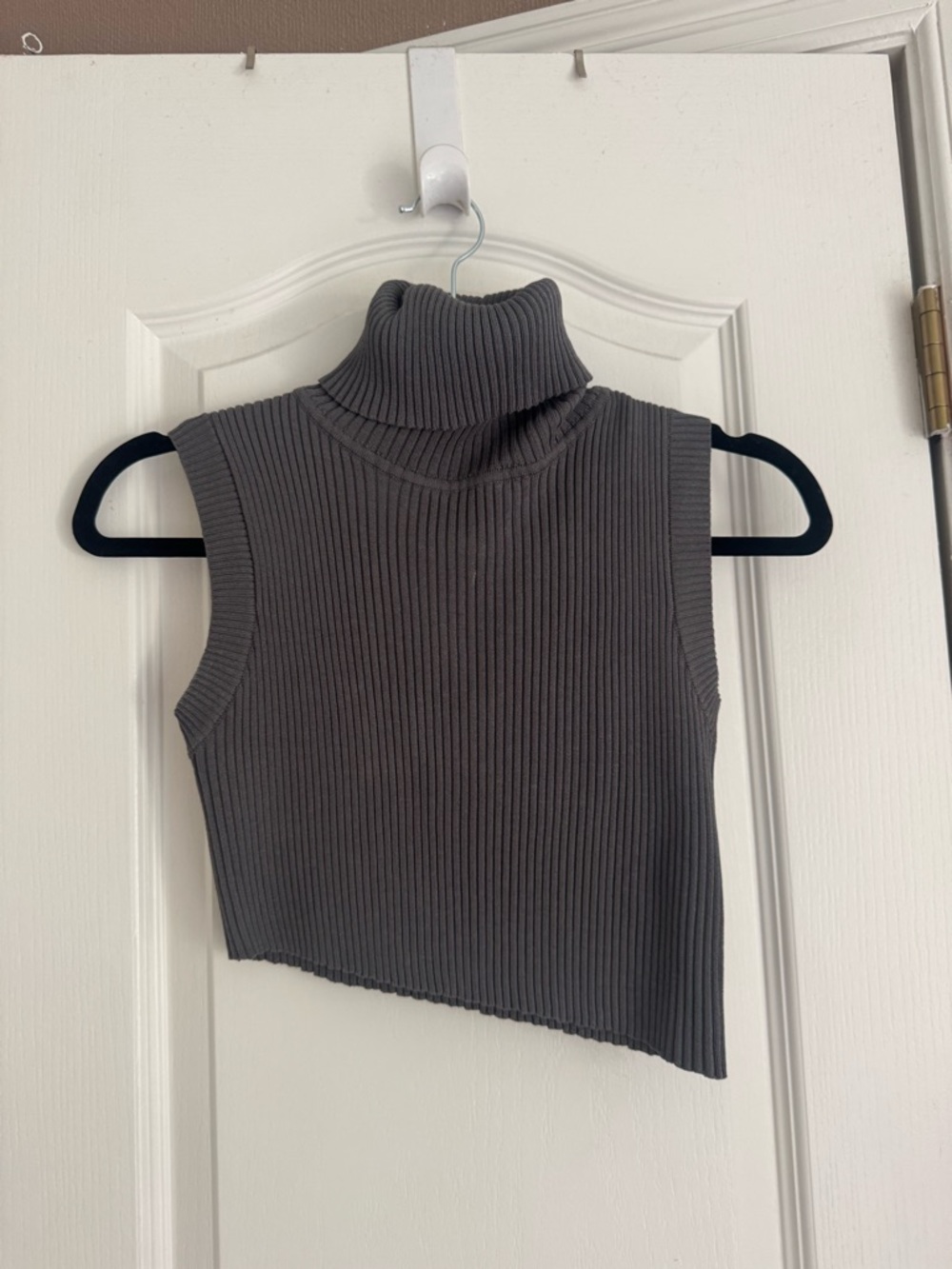 Cider Ribbed Sleeveless Turtleneck Crop Top - Gray